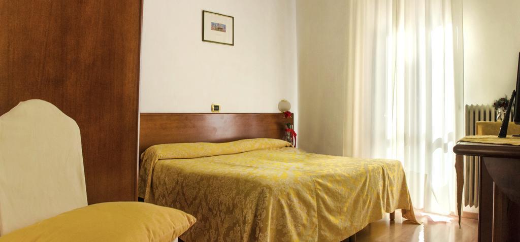 Domus Hotel Alessandria Exterior photo